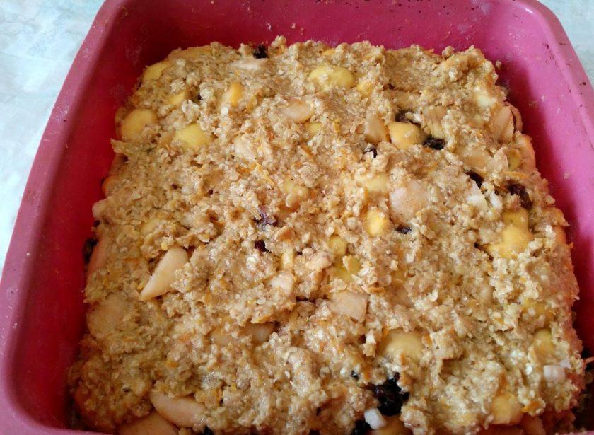 1. Этап. Яблочный пирог из овсяного теста: Повторите слой теста и начинки, а затем закройте начинку оставшейся третью теста.