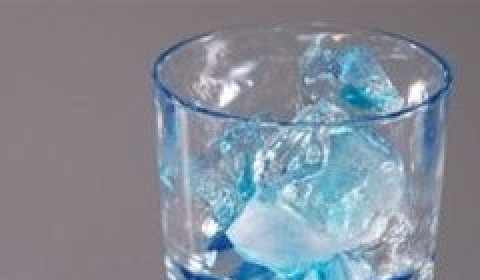 1. Этап. Алкогольный напиток голубого цвета: Добавьте в стакан водку, сок лимона и ликер. Сок лучше использовать не пакетированный, а свежевыжатый из лимона или лайма.