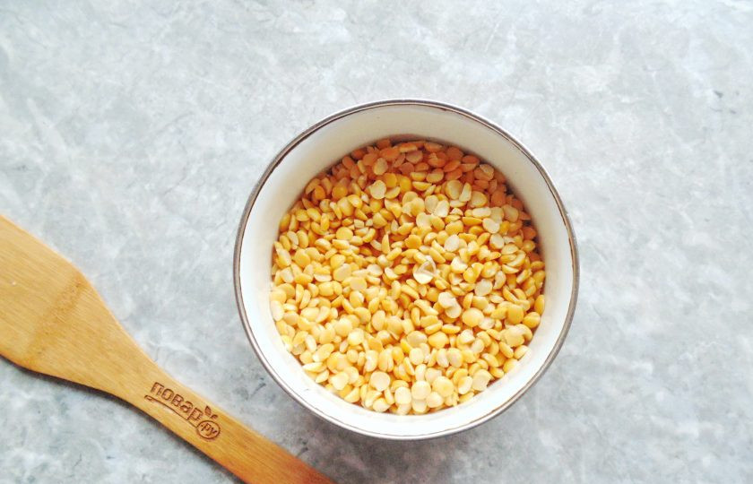 1. Этап. Гуляш с горохом: Горох вымойте и предварительно замочите в холодной воде на 3-4 часа, лучше всего на ночь.