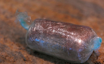 1. Этап. Телятина под соусом из тунца: Телятину промойте. Разрежьте её вдоль пополам. И каждый кусочек заверните в пищевую плёнку. Перевяжите бечёвкой.