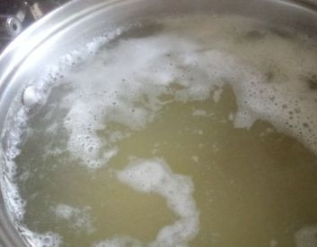 1. Этап. Борщ зеленый со щавелем: Наливаем в кастрюлю 2 литра воды, ставим вариться картофель. Можно сварить борщ на мясном бульоне.