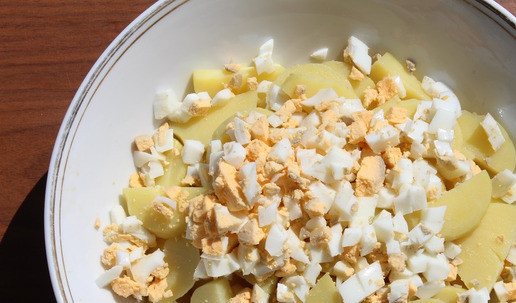 1. Этап. Картофельный салат: Порезать кубиком яйца и добавить к картофелю.