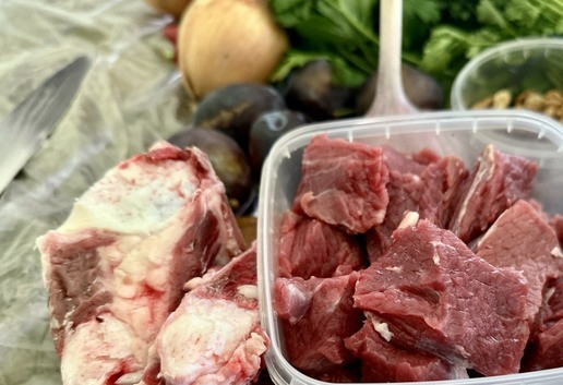 1. Этап. Харчо с орехами и сливой: Остальное мясо, деловую, так сказать, его часть нарезал такими кусочками, чтобы красиво смотрелось в супе и есть было удобно. Косточки, что рядом лежат тоже в дело пойдут. Ну какой бульон без костей?