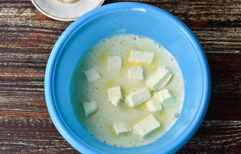 1. Этап. Печенье Королевское: Туда же всыпьте соль и выложите мягкое сливочное масло. Влейте молоко.