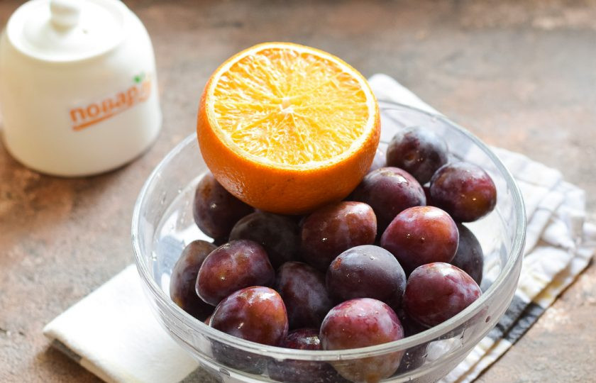 1. Этап. Варенье из сливы с апельсином: Подготовьте ингредиенты.