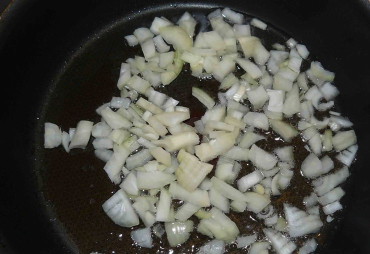 1. Этап. Свинина с фасолью в горшочках: В сковороде разогреваем растительное масло и обжариваем несколько минут лук.