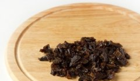 1. Этап. Салат с курицей в креманках: Сливаем воду с чернослива и измельчаем его.