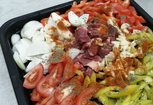 1. Этап. Говядина с овощами запеченная: Мясо нарезать поперек волокон. Перец, помидоры, лук нарезать так, чтобы они были примерно одинакового размера и формы с мясом. Если мясо кубиками, то и овощи кубиками, если мясо полосками, то и овощи полосками. Если чеснок крупный, то разрезать на несколько частей, если зубчики мелкие, то прямо целиком можно положить. Всю нарезку сложить на противень, добавить соль, специи...