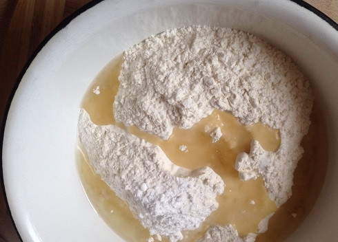 1. Этап. Булочки с медом: Приступаем к замешиванию теста. Просеиваем муку, добавим растительное масло.