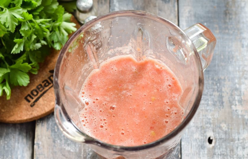 1. Этап. Кетчуп Краснодарский: Переложите яблоки и помидоры, лук в чашу блендера, измельчите все на высоких оборотах.