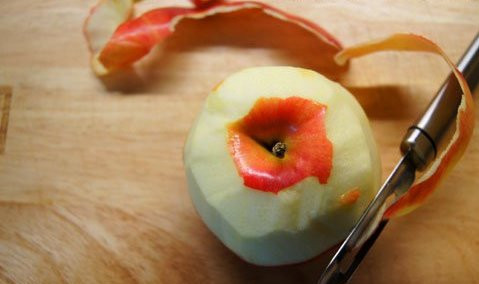 1. Этап. Шарлотка из сухарей с яблоками: Яблоко очистить и порезать.