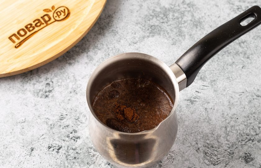 1. Этап. Кофе по-индийски: В турку добавьте молотый кофе, влейте холодную воду и дайте постоять 5 минут. Затем на небольшом огне доведите до кипения.