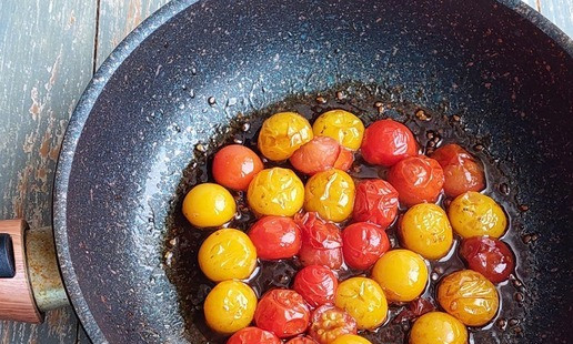 1. Этап. Брускетта с карамелизированными помидорами черри: Обжаривать на разогретой сковороде 2 мин.