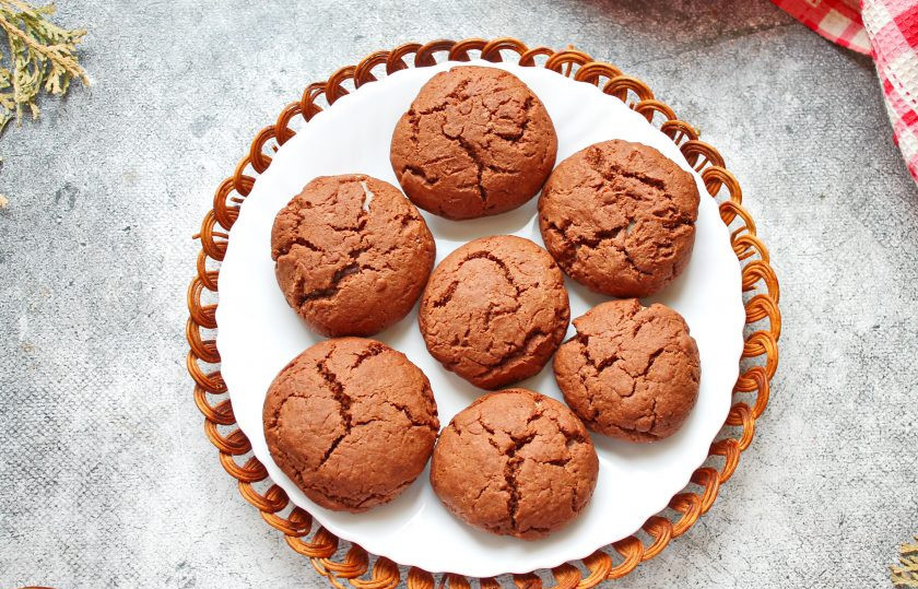 1. Этап. Печенье с кремом-чиз: Поставьте противень с печеньем в горячую духовку и выпекайте при температуре 180 градусов в течение 15-20 минут. Готовое печенье с крем-чиз достаньте из духовки, переложите на тарелку и полностью остудите.