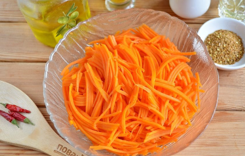 1. Этап. Тыква по-корейски: Тыкву натрите на терке для овощей по-корейски.
