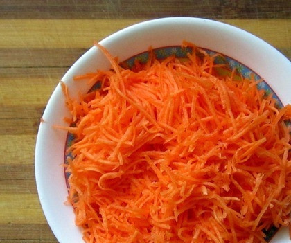 1. Этап. Вкусные горшочки со свининой: Морковочку почистите и натрите на терке. Лучше на мелкой, тогда морковь отдаст свой сок и не будет так выражена в блюде.