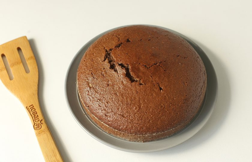 1. Этап. Шоколадный манник на сметане: Шоколадный манник на сметане готов. Дайте ему немного остыть, затем аккуратно извлеките и подавайте к столу. По желанию пирог можно украсить сахарной пудрой или полить шоколадной глазурью.