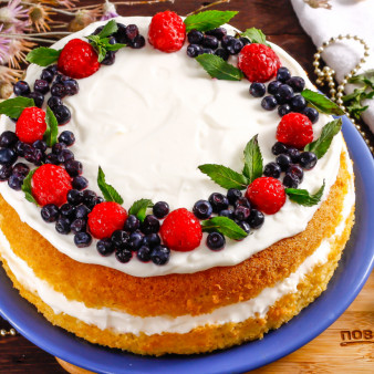 Бисквитный торт с ягодами