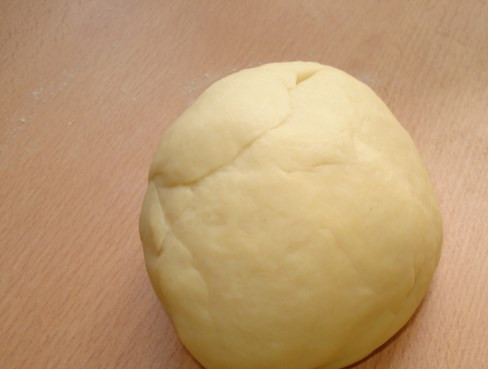 1. Этап. Булочки в форме птичек: Не ждите, когда вода остынет, постепенно добавьте стакан муки с разрыхлителем (муки может уйти чуть больше или меньше, поэтому не старайтесь высыпать сразу всю муку). Замешивайте минут 10-15. Тесто должно получиться, как пластилин.