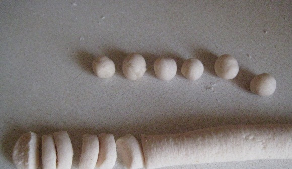 1. Этап. Торт Италия: 6. Из остатков мастики можно сделать украшения. Скатать небольшой жгутик и разрезать не маленькие кусочки.