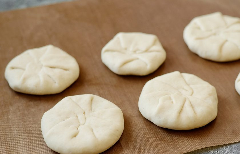 1. Этап. Беляши с грибами: Соедините края к центру, плотно защипните. Немного распрямите беляши.