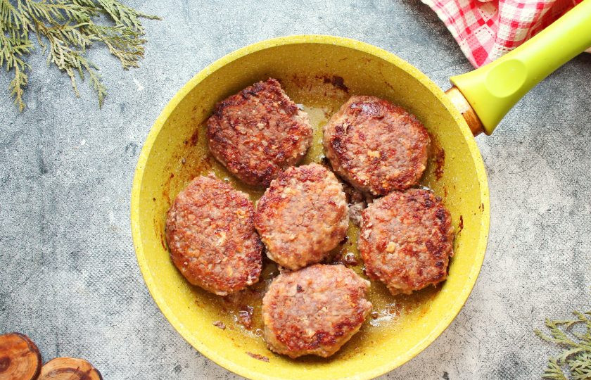 1. Этап. Котлеты из глухаря: Обжаривайте котлеты до золотистой корочки и переверните. Обжарьте до корочки другую сторону, влейте воду, закройте крышкой и готовьте еще 10-15 минут, до готовности.