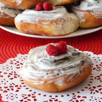 Синнабоны с малиной