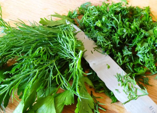 1. Этап. Гарнир к копченой рыбе: Измельчите зелень, посыпьте овощи и подайте на стол.