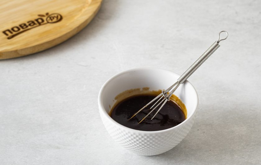 1. Этап. Азиатский салат с баклажанами и помидорами: Для соуса смешайте яблочный уксус, воду, соевый соус и кетчуп. Добавьте чесночный порошок, острый молотый перец и крахмал. Все перемешайте и прогрейте в сотейнике до легкого загустения. Перелейте соус в соусник и оставьте до полного остывания.