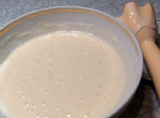 1. Этап. Шарлотка на маргарине с яблоками: Добавить муку, ванилин и замесить тесто.