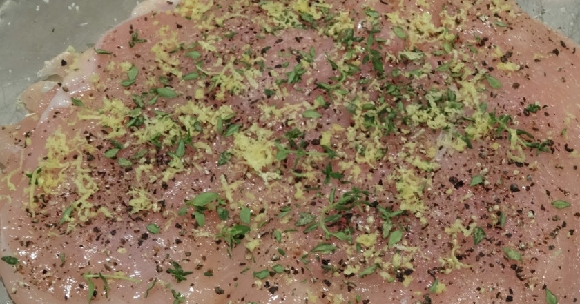 1. Этап. Рулет из индейки с грибами и сыром: 1. Итак, филе разморозим, промоем, отбиваем так, чтобы получился плоский длинный пласт. Натираем специями со всех сторон.