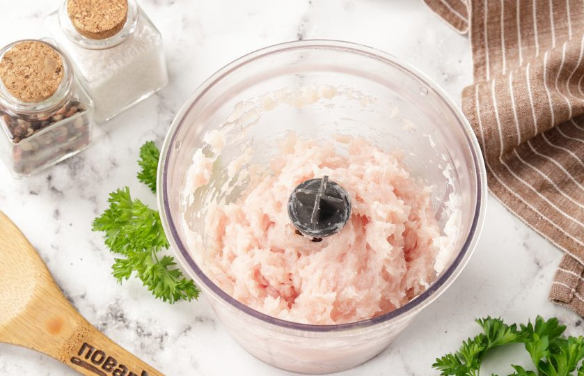 1. Этап. Фаршированные цветки тыквы: Измельчите куриное филе при помощи мясорубки или блендера.