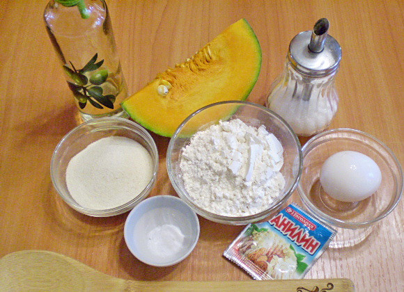 1. Этап. Оладьи из тыквы с манкой: Подготовим продукты для оладушек.