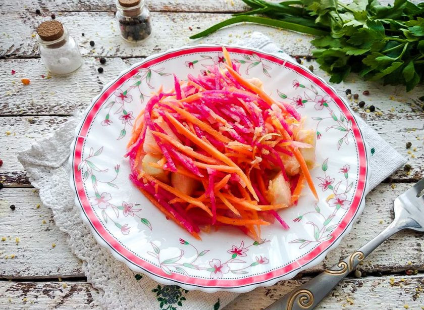 1. Этап. Редька с чесноком и морковью: Салат из редьки с чесноком и морковью готов. Переложите салат на блюдо и подавайте к столу. Приятного аппетита!