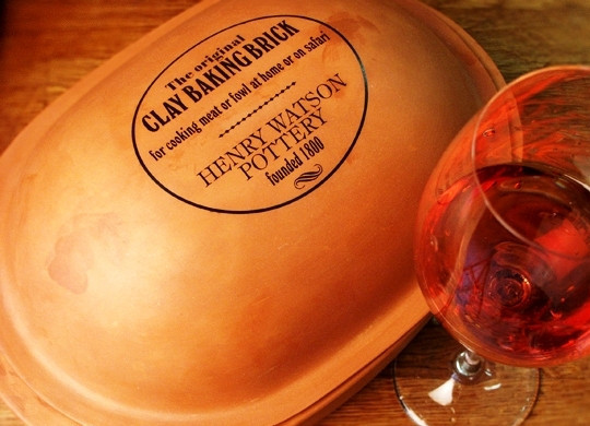 1. Этап. Петух в вине: Накрываем форму крышкой и ставим в духовку. Выпекаем 15 минут при 180 градусах, затем (за это время вино выпарится почти полностью) подливаем в форму немного воды и добавляем несколько веточек тимьяна. Запекаем еще 40 минут, после чего петушка переворачиваем - и еще на 30 минут.