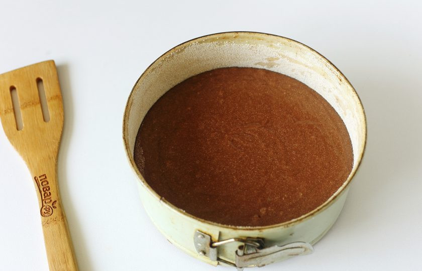 1. Этап. Шоколадный манник на сметане: Перелейте тесто в смазанную маслом форму для запекания, дно и бока предварительно обсыпав мукой или манкой. Выпекайте пирог в духовке при температуре 200 градусов около 45 минут.