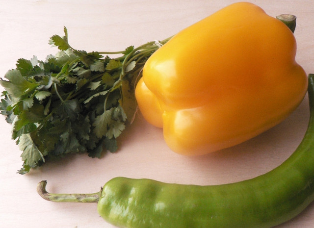 1. Этап. Тушеные грибы с овощами: 3. Пока пропаривается спаржа, нарезаем перец сладкий и петрушку. По вкусу можно добавить немного горького перца.