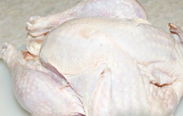 1. Этап. Запеченная индейка в рукаве целиком: 1. Индейку тщательно промойте под водой, просушите салфеткой. Если индейка заморожена, предварительно её разморозьте.