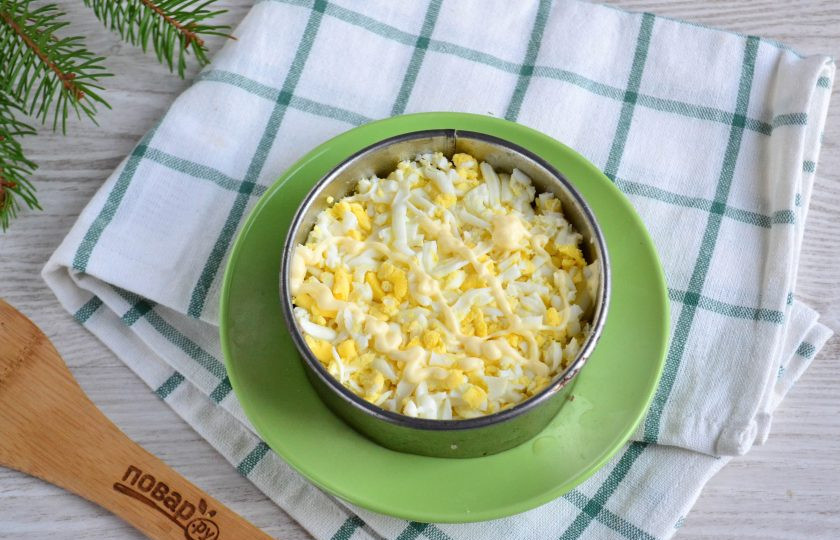 1. Этап. Мясной салат с орехами: Следующий слой - натертые яйца. Покройте этот слой майонезом.