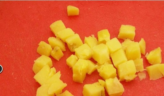 1. Этап. Салат из корейской моркови с грибами: 3. Картошку чистим и отвариваем целиком. Если картошка молодая, то ее можно отварить в мундире. Готовую картошку остудите, а затем почистите и нарежьте кубиком.