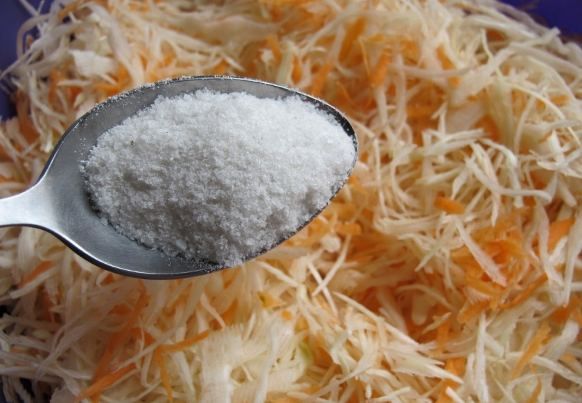 1. Этап. Бомбовая капустка: 4. Добавляем соль и сахар по вкусу. Я обычно соли кладу немного больше, чем сахара.