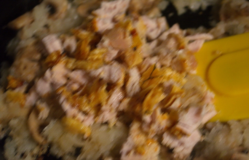 1. Этап. Пирог блинный с курицей: Добавьте готовое мясо курицы. Перемешайте. Обжарьте все вместе около 10 минут.