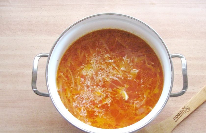 1. Этап. Щи из свежей капусты без зажарки: Варите щи до готовности. В конце приготовления добавьте измельченный чеснок.