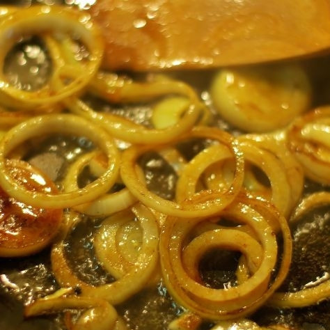 1. Этап. Говядина в винном соусе: А пока мясо запекается - приготовим соус. В сковороду, где обжаривалось мясо, кладем нарезанный кольцами лук и обжариваем до мягкости.