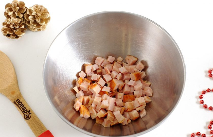 1. Этап. Оливье с бужениной: Буженину нарежьте мелкими кубиками и переложите в глубокую миску.