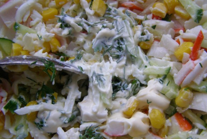 1. Этап. Салат из кукурузы и яиц: Добавьте мелко нарезанную зелень. Посолите и поперчите салат по вкусу. Заправьте майонезом.