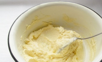 1. Этап. Пляцок: Теперь займитесь тестом. Взбейте сахар с маслом.