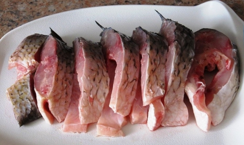 1. Этап. Карп под соусом: 1. Рыбу чищу от шелухи, отрезаю голову и хвост, вычищаю внутренности и мою, затем нарезаю кусочками.