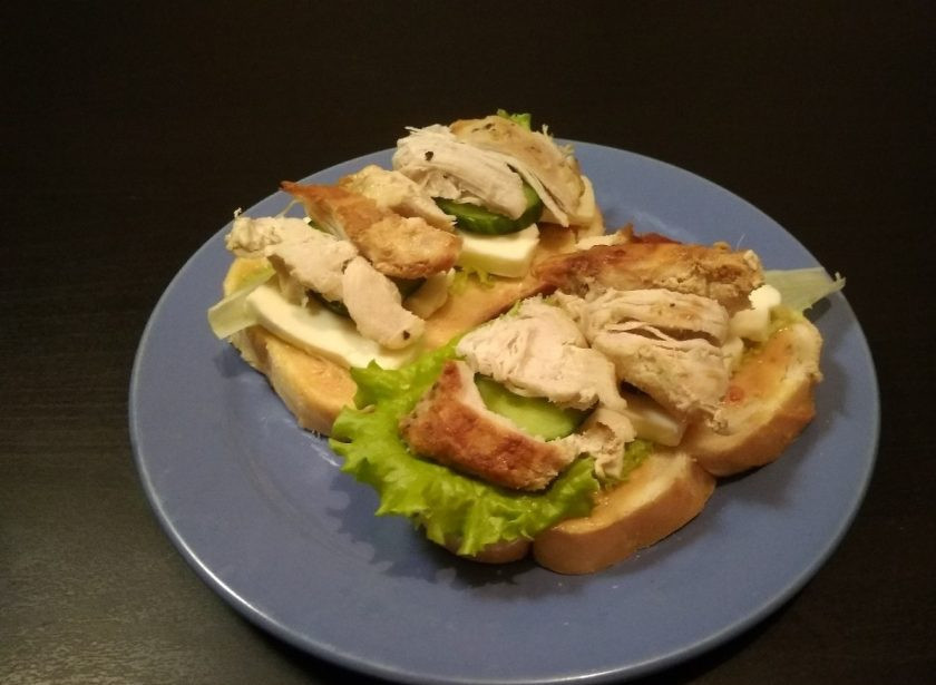 1. Этап. Сэндвичи с курицей и сыром: 7. В конце добавьте готовую курицу, разделанную на крупные волокна.