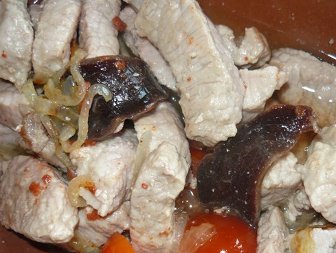 1. Этап. Свинина с цветной капустой: Затем кладем мясо, всё как следует перемешиваем.